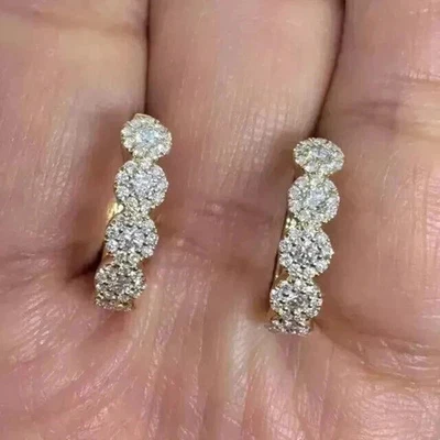 Aretes tipo argolla para mujer enchapados en oro amarillo de 14 quilates con diamantes de corte redondo de 2 quilates creados en laboratorio Foto 1 de 4