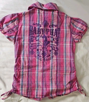 Blusa Baby Phat Girls 6X xadrez rosa manga curta Y2k Lg. Botão gráfico traseiro para cima  - Imagem 1 de 4