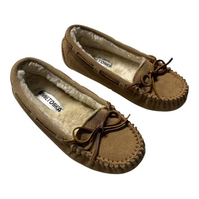 Nuevo MINNETONKA Mocasín Zapatillas Mujer 6 Marrón Beige Canela Gamuza Imitación Piel Foto 1 de 4
