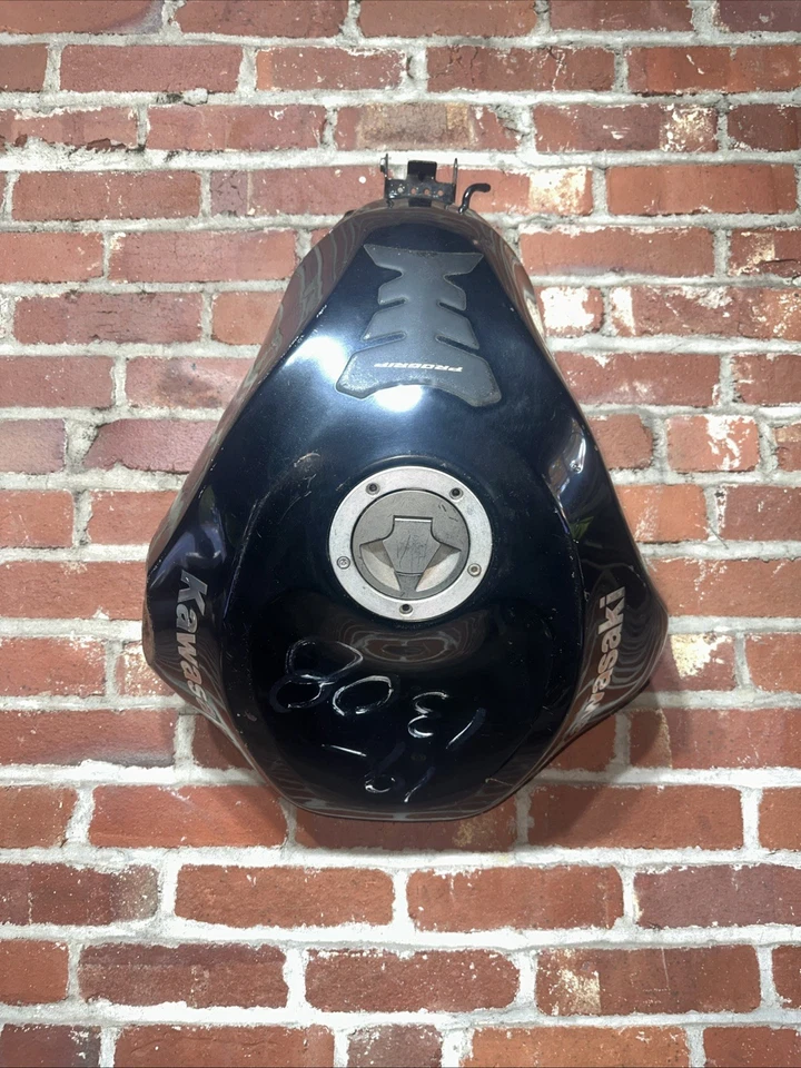 Kawasaki ZX-10R 2008- (2010) OEM tanque de gasolina solo tercero E8F:gen usado abollado como está Foto 1 de 4