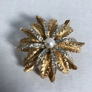 Broche prendedor de flores en capas de perlas sintéticas blancas tono plata dorado abovedado de colección 1 3/4 pulgadas - Imagen 1 de 2