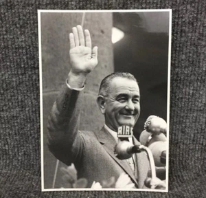Vintage 1961 Lyndon B. Johnson Original Press Photo At A Podium In Berlin B15 - Picture 1 of 4