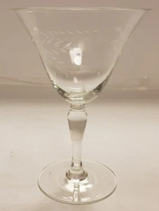 Cocktailglas mit geätzten Blättern und Kreisen Muster zartes Klarglas Vintage - Bild 1 von 5