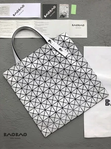 Baobao Issey Miyake weiß Handtasche Beuteltasche Tasche (10x10) Outlet Produkte Neu mit Etikett - Bild 1 von 7