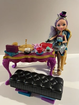 Ever After High Madeline Hutmacher Hut-tastisches Teeparty Spielset & Madeline Puppe - Bild 1 von 4