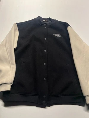 Chaqueta de bombardero universitaria No Fear x H&M negra con botones de gran tamaño para hombre talla pequeña 23x27 Foto 1 de 4