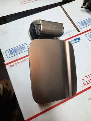 2006 起亚 Spectra 油箱门燃气盖盖盖  — 第 1/3 张图片