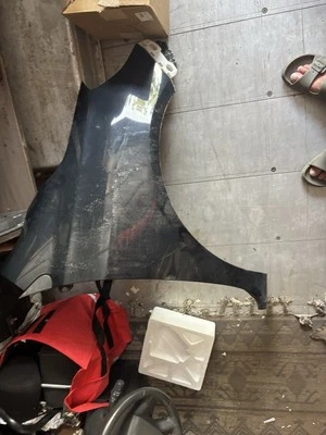 2007 - 2012 Nissan Versa Guardabarros delantero izquierdo lado del conductor Carcasa negra OEM Foto 1 de 4