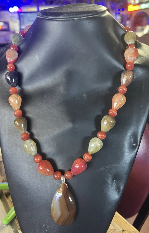 "Piedra de jaspe artesanal totalmente pulida 25"" corte lágrima con gota de cornalina". Foto 1 de 1