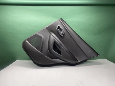 Tampa traseira direita do painel interno da porta do passageiro Chevrolet Trax 2018 fabricante de equipamento original - Imagem 1 de 4