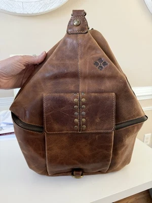 Mochila convertible Patricia Nash de cuero marrón con tachuelas  Foto 1 de 4