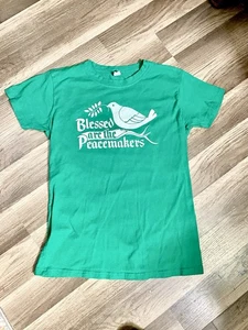 Camiseta Tultex Kids XL Blessed Are The Peacemakers Verde Blanco Estampado Paloma Paz - Imagen 1 de 6
