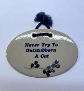 Mountain Meadows Pottery Oval Wall Plaque “Never Try To Out Stubborn A Cat” USA - Picture 1 of 5