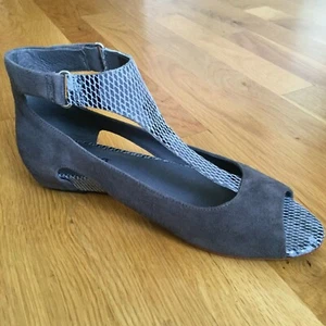 TSUBO 1006927 Womens Shoes Size 8.5 USA  W Gerri Snake Charcoal Open Toe Flats - Picture 1 of 12