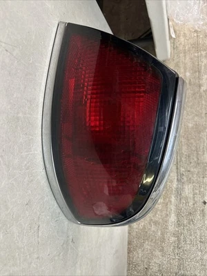 Lámpara de luz trasera para pasajero derecho Buick LeSabre 1997-1999 Foto 1 de 4