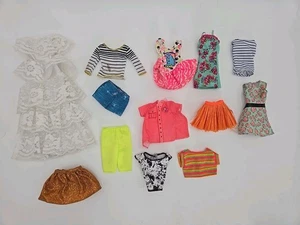 Konvolut Kleidung Barbie & andere Modepuppen. Kleider Röcke Hosen Shorts Oberteile - Bild 1 von 4