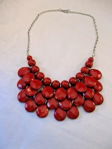 BEAUTIFUL NECKLACE WITH TWO SIZES OF BEADS AND A SILVERTONE CHAIN - STRIKING - Picture 1 of 2