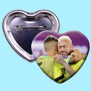 BOTÓN DE FORMA DE CORAZÓN LLOROSO NEYMAR - insignia de alfiler copa mundial de fútbol messi NUEVO - Imagen 1 de 2