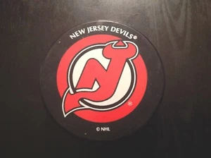 PUCK WORLD NEW JERSEY DEVILS NHL SOUVENIR HOCKEY PUCK - Imagen 1 de 2