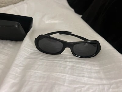 Женские спортивные прямоугольные солнцезащитные очки PRADA Linea Rossa - черные резиновые/темно-серые - Изображение 1 из 4