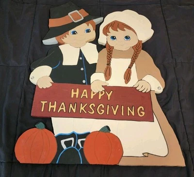 Letrero de acción de gracias de madera con personajes de peregrino Foto 1 de 4