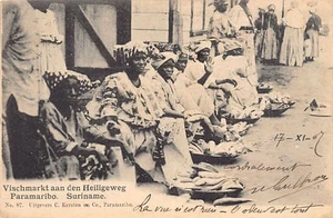 Suriname - PARAMARIBO - Vischmarkt aan den Heiligeweg - Fish market on the Heili - Picture 1 of 2