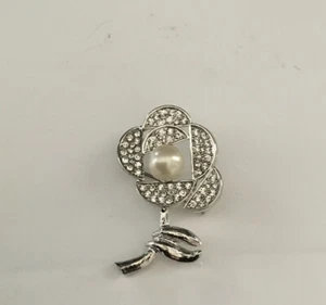 SPILLA SPILLA CAROLEE TONO ARGENTO FIORE PERLA 2" NUOVA SENZA ETICHETTE NON FIRMATA JY116 - Foto 1 di 6