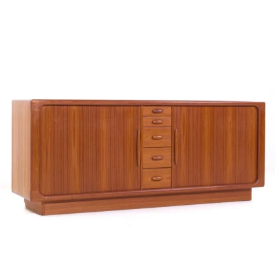 Puerta pandereta danesa Dyrlund Mid Century de teca Credenza Foto 1 de 4