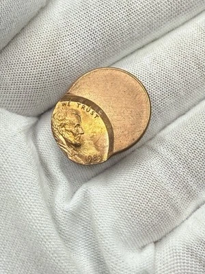 1983 Lincoln Cent 60% Off Center Gem Red BU T159 - Image 1 of 2