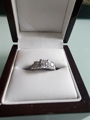 Anillo de diamantes de oro blanco de 14K de aproximadamente un quilate en total Foto 1 de 4