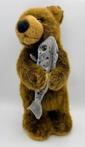 Peluche JAAG orso marrone che abbraccia pesce salmone alto 14" in ottime condizioni - Foto 1 di 12