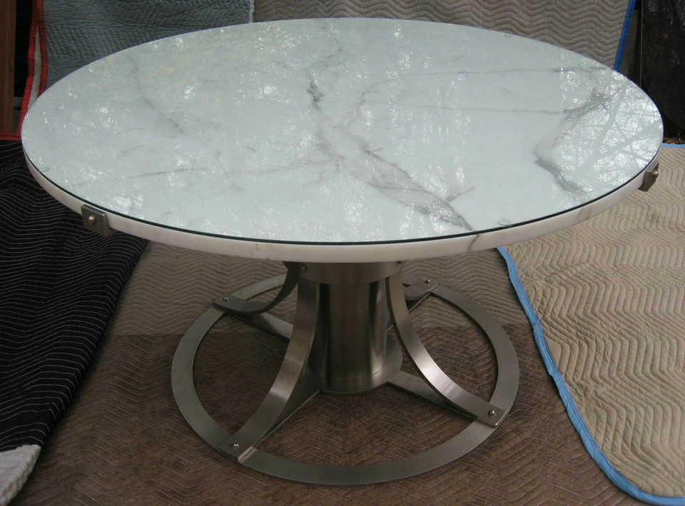 Mesa base pedestal de acero cromado con tapa redonda industrial moderna de mármol y vidrio de 54" Foto 1 de 4