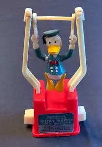 1960er Donald Duck kniffliges Trapez Druckknopf Schnur Spielzeug Walt Disney Prod Kohner - Bild 1 von 7