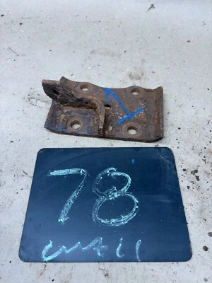 1981 1993 DODGE D100 D150 V8 4WD 4X4 FRONT AXLE MOUNT PLATE SWAY BAR BRACKET ONE - Image 1 of 4