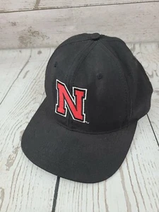 Gorra de béisbol vintage Adidas talla 7 Nebraska Cornhuskers Huskers negra ajustada sombrero - Imagen 1 de 12