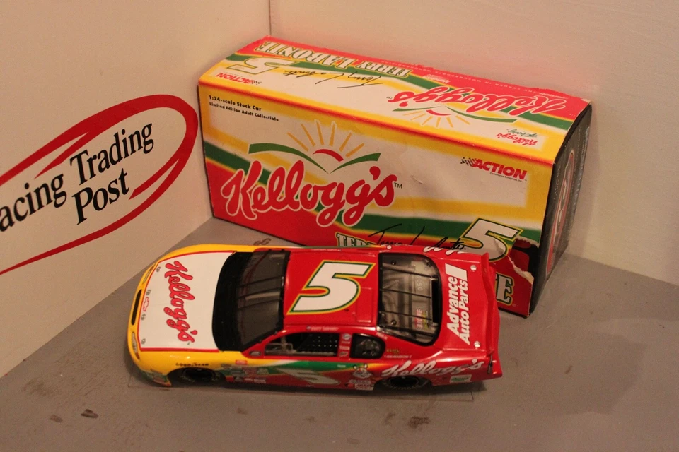 2000 Terry Labonte Kellogg's 1/24 Action RCCA Clear Window Bank NASCAR Diecast - Image 1 of 1