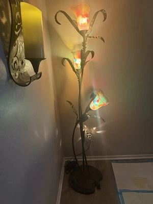 Lámpara de pie Franklin Iron Works Lilies 68 1/4" rústica bronce y oro Foto 1 de 4