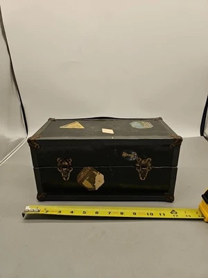 "Baúl de muñeca victoriano vintage de 12"" para ropa esquinas de latón cartón interior"  Foto 1 de 4