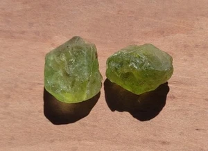 Péridots bruts de belle qualité, lot de 2 = 5,1 g. gemmes naturels du Pakistan - Photo 1/6