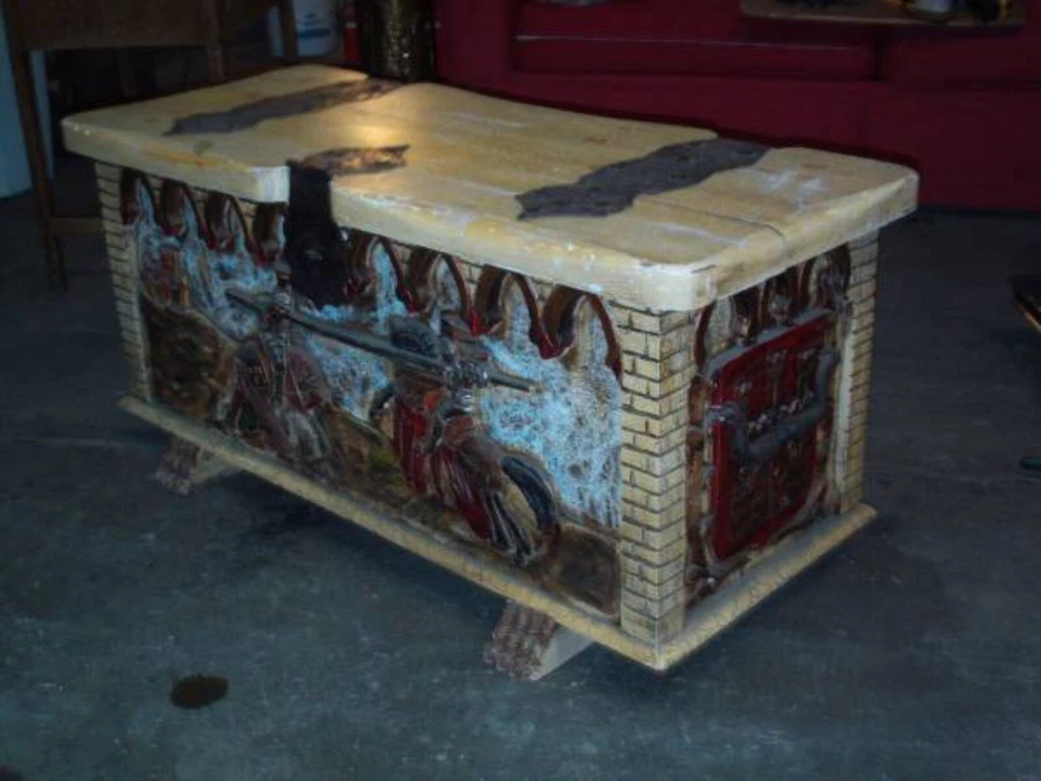 Baúl gótico antiguo Foto 1 de 2