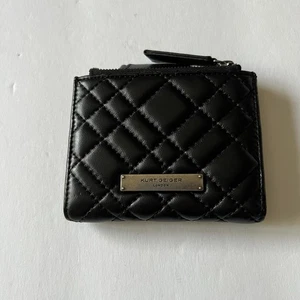 Kurt Geiger B-Mini GESTEPPTE LEDER-GELDBÖRSE MIT DOPPELFALTUNG SCHWARZ NEU OHNE ETIKETT - Bild 1 von 19