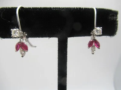 14Kt. Pendientes de diamantes y rubíes de oro blanco Foto 1 de 4