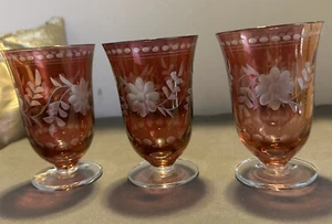 "JUEGO DE 3 VASOS CORDIALES con patas florales grabados corte a claro rubí 4"" alto" - Imagen 1 de 11
