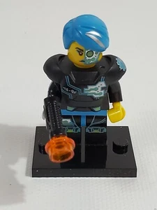 LEGO CMF Cyborg 71013 Minifigure Series 16 with baseplate - Picture 1 of 5