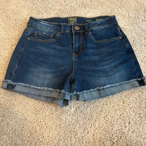 True Craft Junior's Denim Shorts Size 7 Frayed Hem Dark Wash Casual Summer - Picture 1 of 10