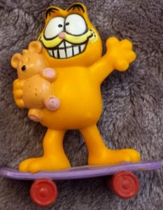 Vintage 1978, 1981 Garfield on Skateboard Holding Pooky Figure-United Feat Sync - Picture 1 of 3