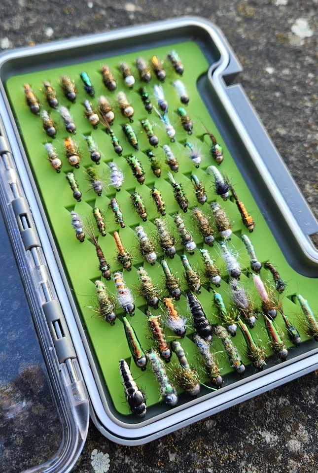 Einzigartige handgebundene Nymphen - Bild 1 von 4