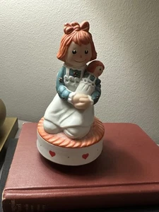 SCHMID RAGGEDY ANN MUSIC BOX FIGURINE CERAMIC ROTATING VINTAGE 1982 - Picture 1 of 5