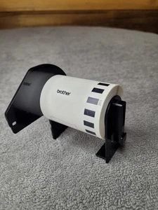 DK2205 Brother Endlos Etiketten Weiß Papier Band 2,4" x 26,2' Muster Original-Zubehör-Hersteller Neu - Bild 1 von 3