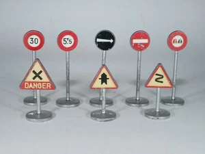 Dinky Toys Set of Road Signs Meccano England - Picture 1 of 3